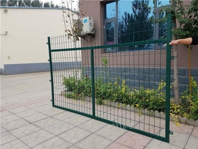1700*2760护栏网 规格解析与工程应用指南